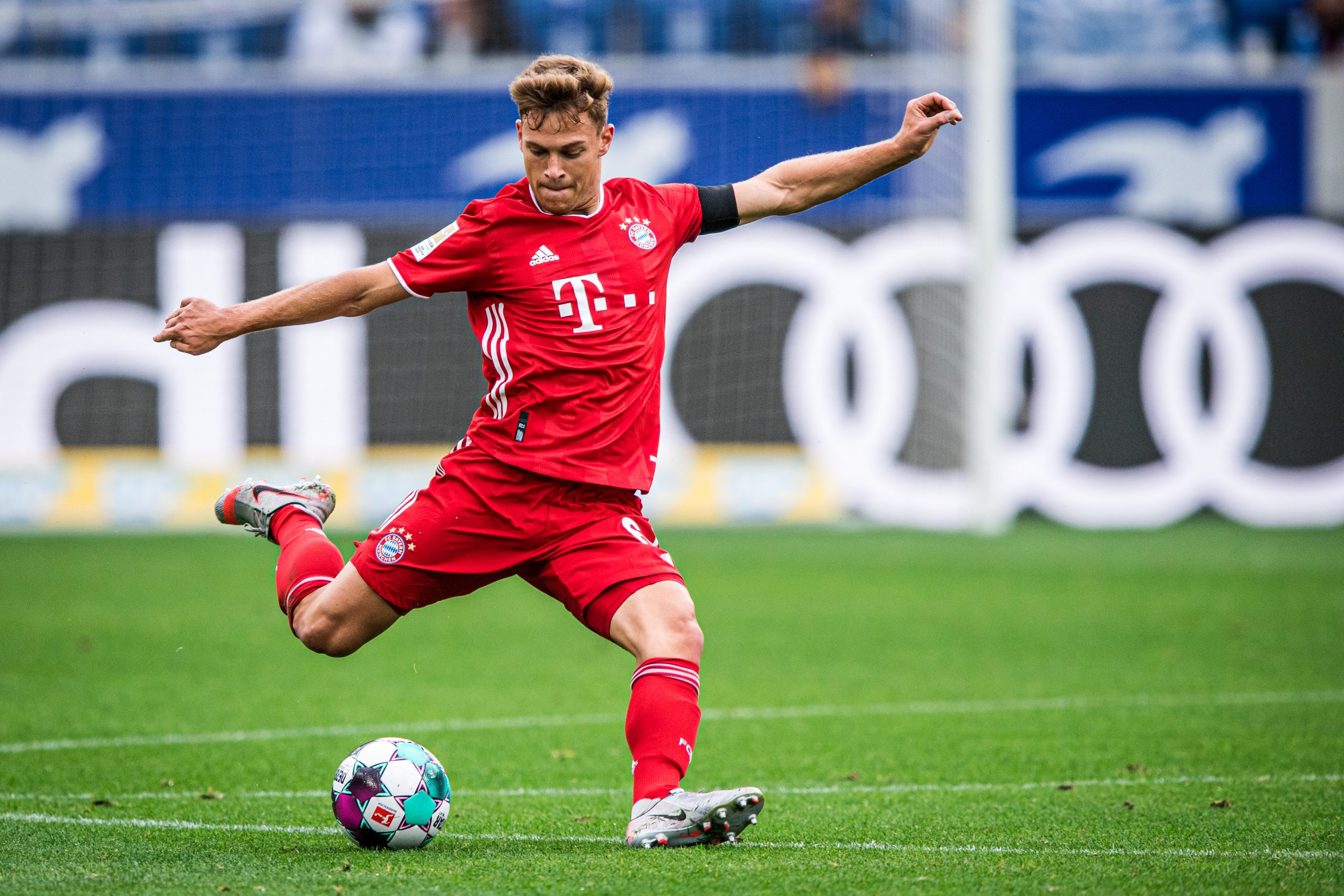 Joshua Kimmich con dao pha của Bayern Munich