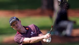 Justin Rose thể hiện đẳng cấp của mình qua pha xử lý bóng chuyên nghiệp ở giải đấu BMW PGA Championship
