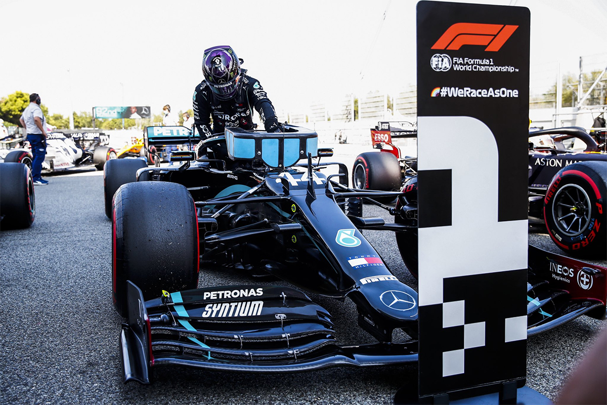 Tình huống chiếc Mercedes của Hamilton (màu đen) va chạm với chiếc Red Bull của Albon. 